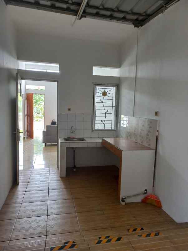 dijual runah dengan tanah luas di sukatani tapos depok