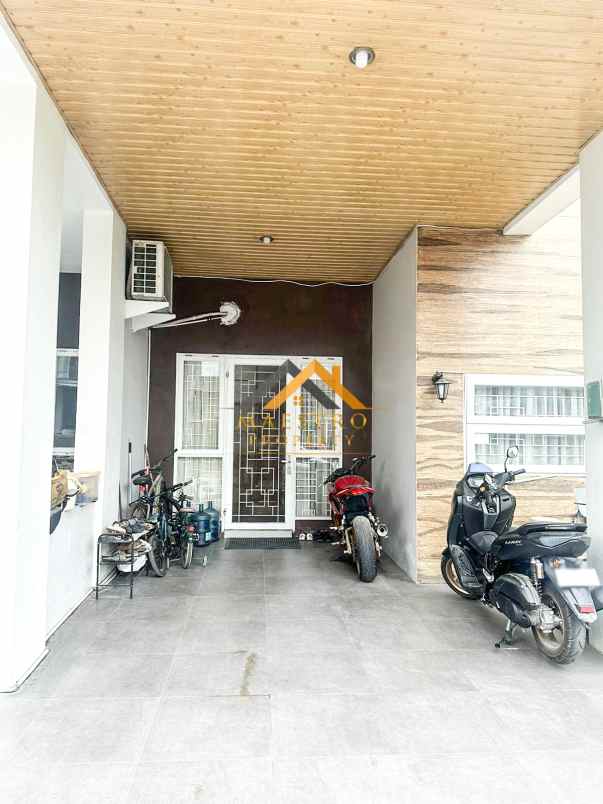 dijual villa komplek givency one jalan