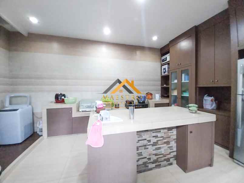 dijual villa komplek royal sumatera