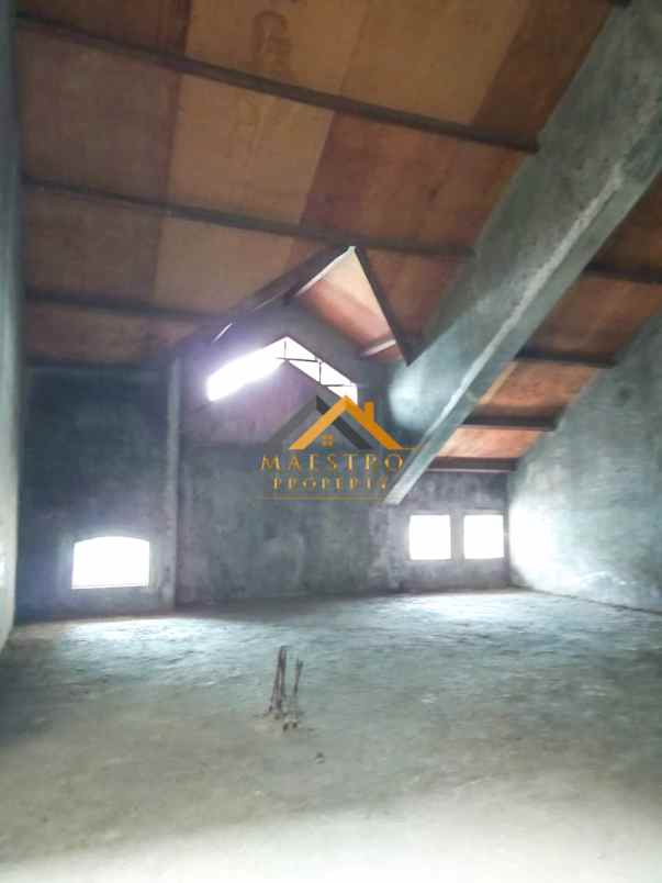 dijual villa komplek taman polonia