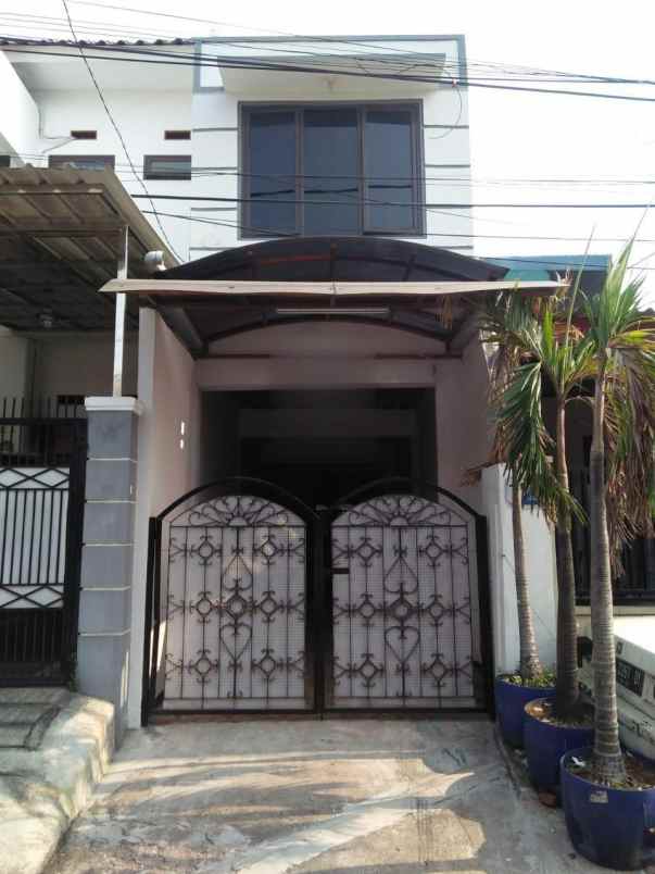 disewakan rumah kayu putih