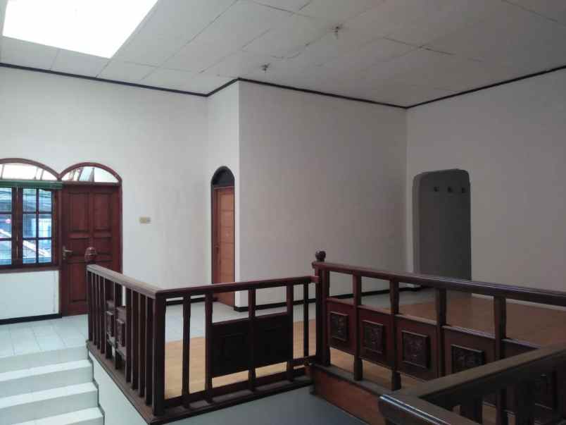 disewakan rumah kayu putih