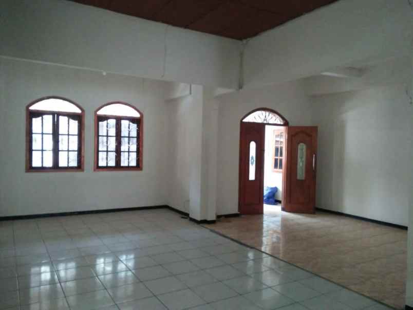 disewakan rumah kayu putih