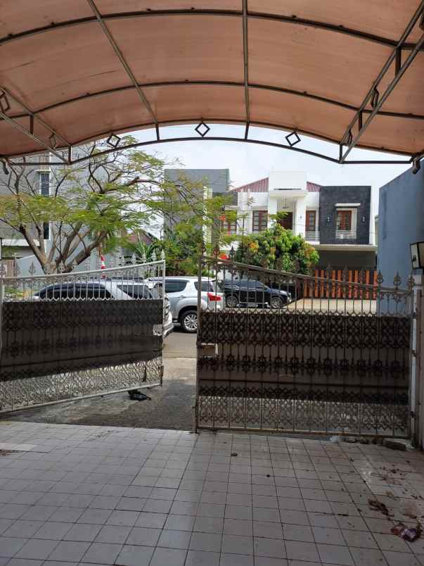disewakan rumah taman modern