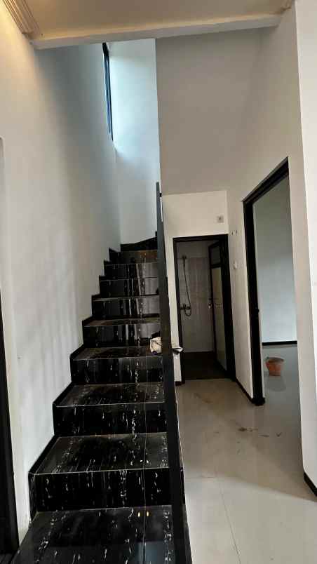 hunian mewah 2 lantai lokasi di kepanjen malang