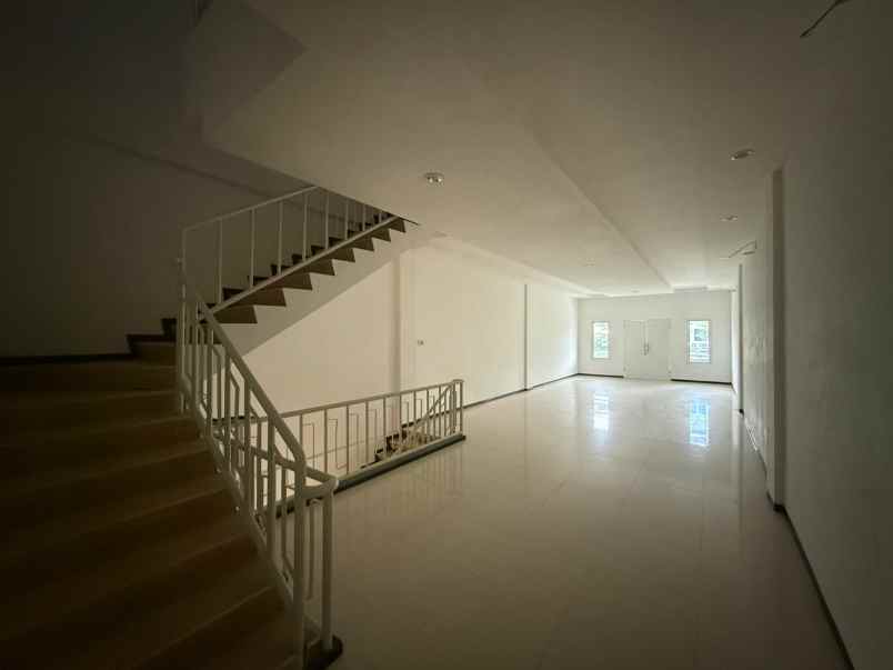 ruko 3 lantai baru renov siap pakai raya klampis