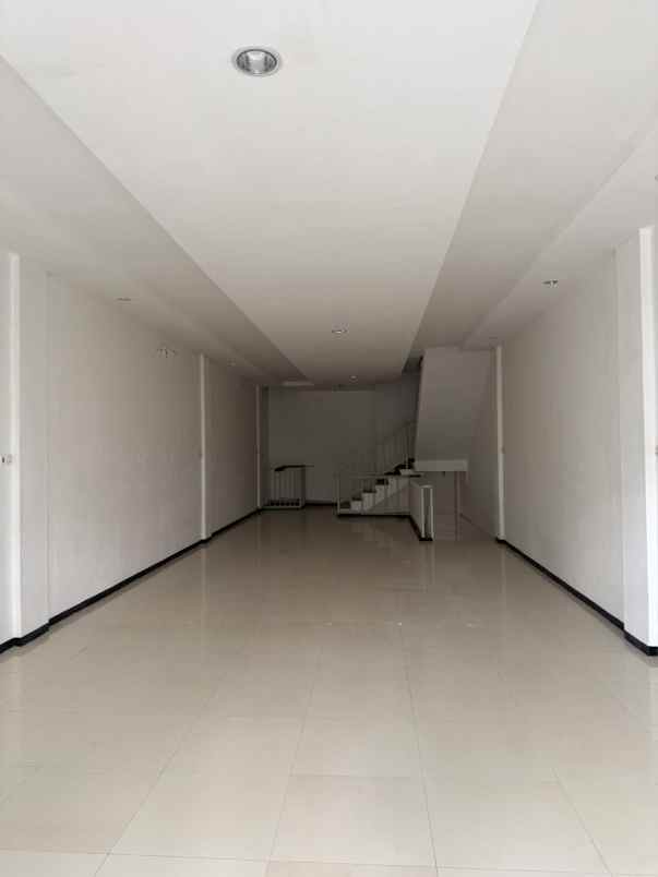 ruko 3 lantai baru renov siap pakai raya klampis