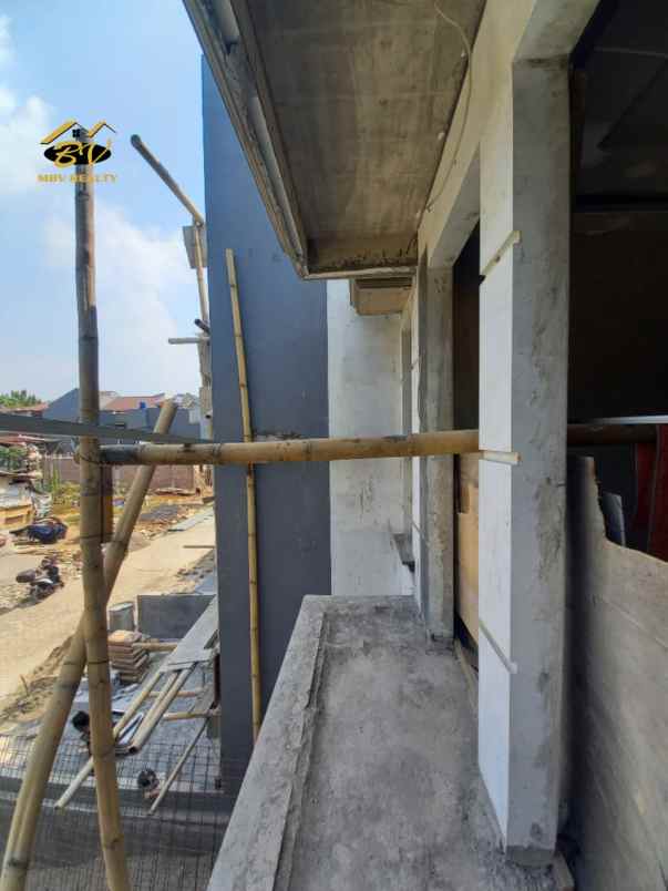 rumah 2 5 lantai rooftop dalam cluster jagakarsa