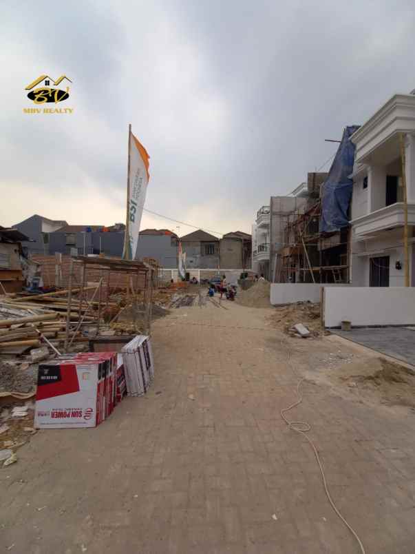 rumah 2 5 lantai rooftop dalam cluster jagakarsa