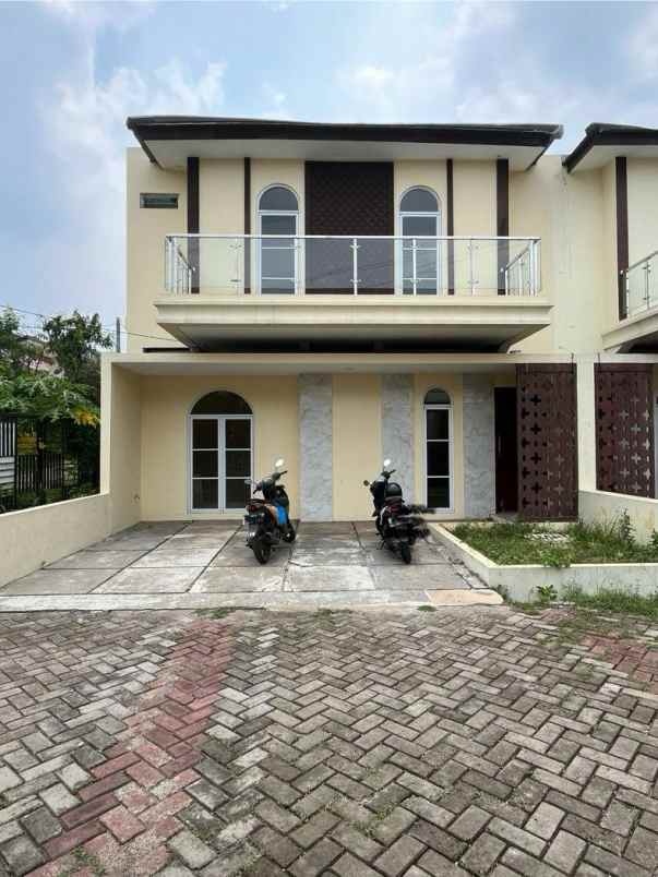 rumah 2 lantai dalam cluster mampang