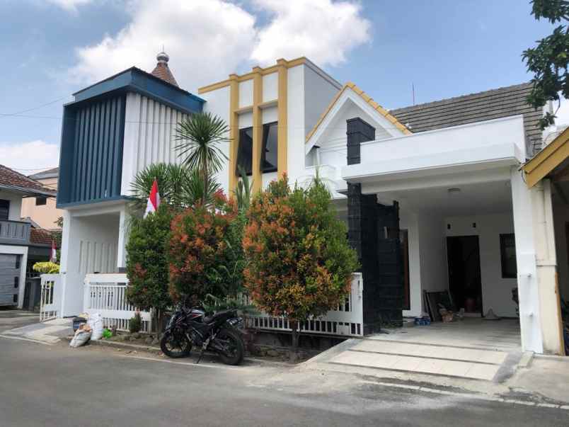 rumah 2 lantai hook di sulfat selatan malang