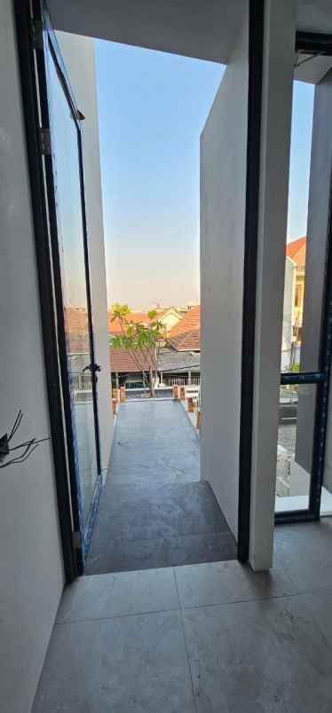 rumah 2 lantai modern minimalis manyar tirtoasri