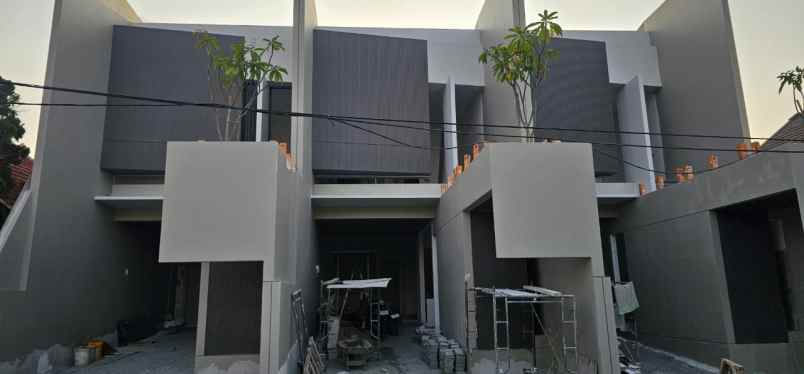 rumah 2 lantai modern minimalis manyar tirtoasri