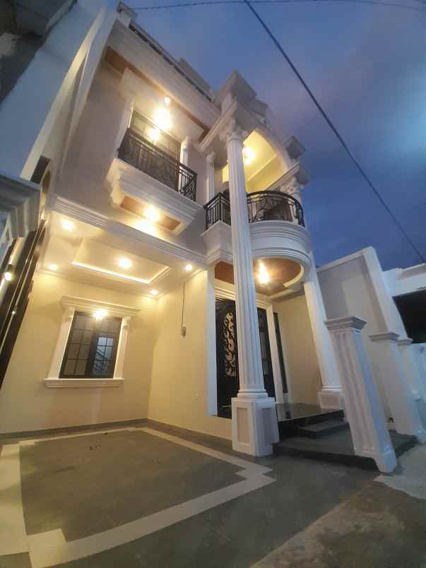 rumah 3 lantai dalam komplek at mampang depok