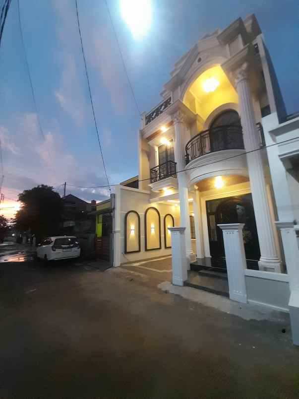 rumah 3 lantai dalam komplek at mampang depok
