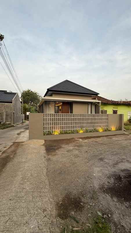 rumah baru full furnish siap huni di sayegan godean