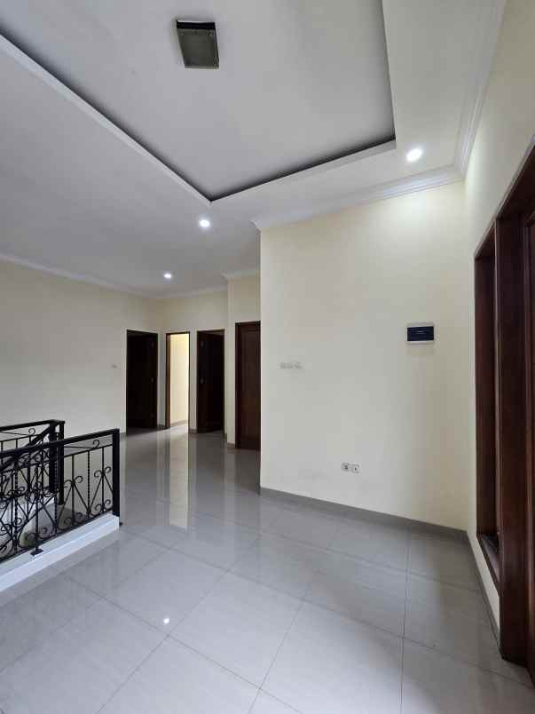 rumah baru lokasi strategis area rawamangun jaktim