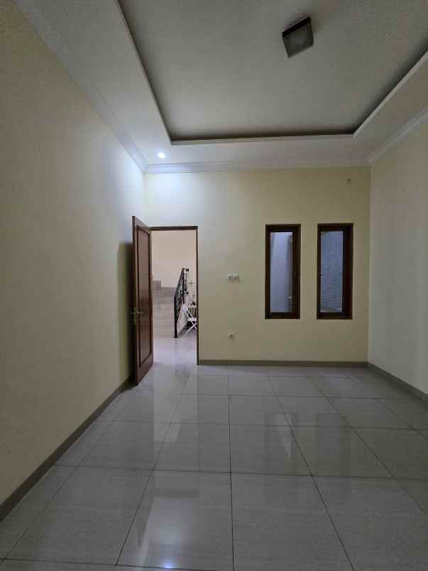 rumah baru lokasi strategis area rawamangun jaktim