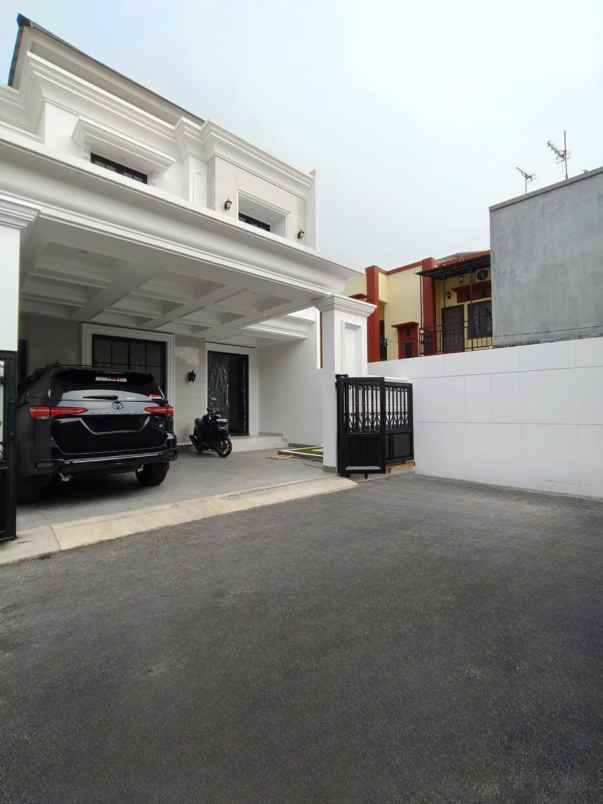 rumah baru modern klasik di ciracas jaktim