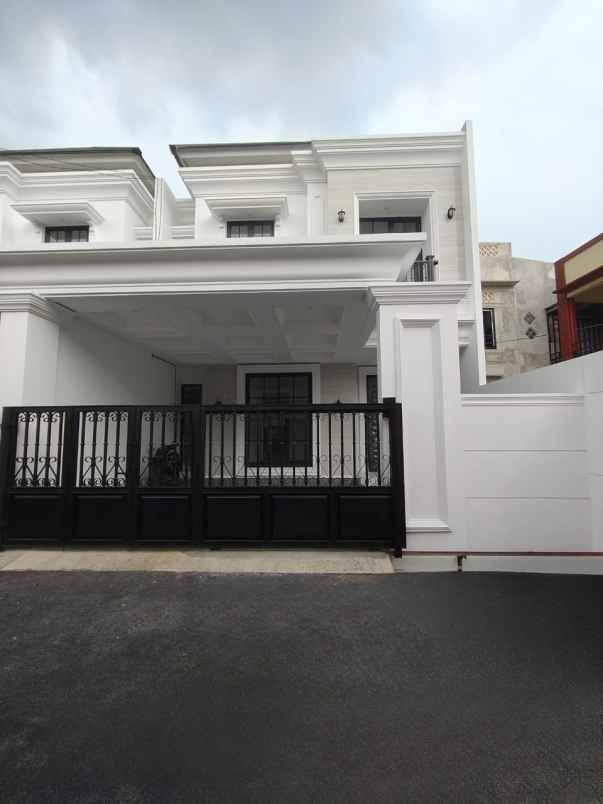 rumah baru modern klasik di ciracas jaktim