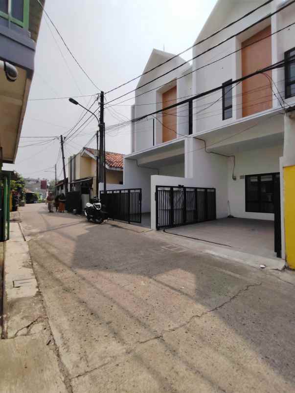 rumah baru siap huni di lubang buaya jaktim