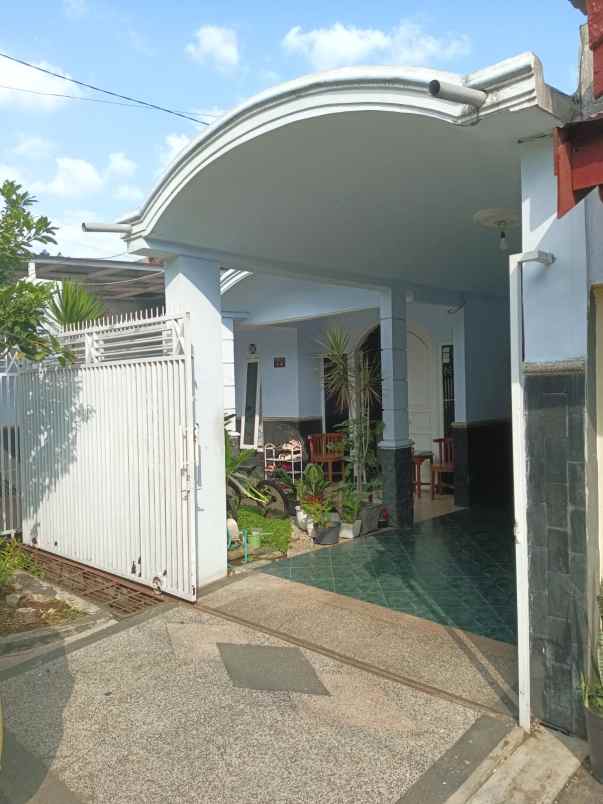 rumah bekas mewah minimalis 2 carport di malang kota