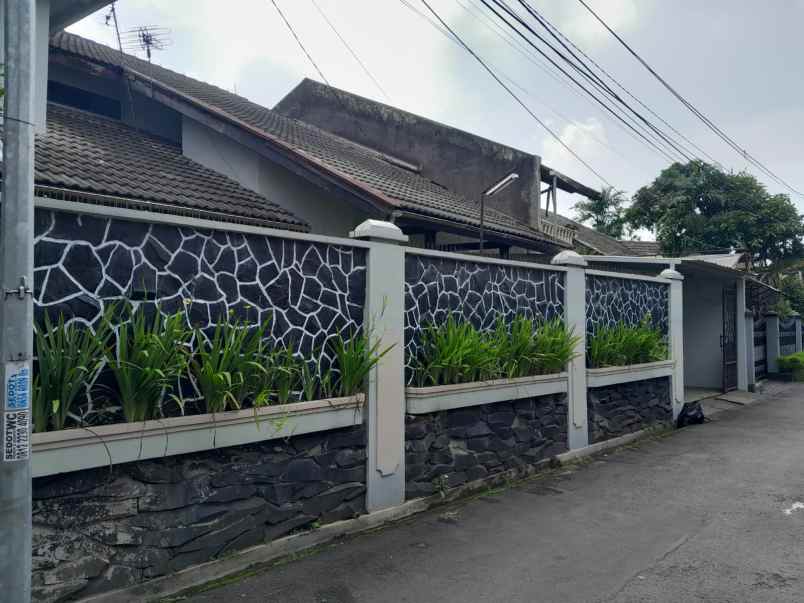 rumah besar dalam perumahan sekelimus soekarno hatta