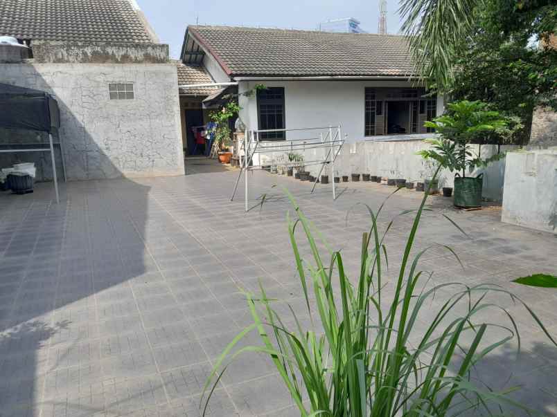 rumah besar dalam perumahan sekelimus soekarno hatta