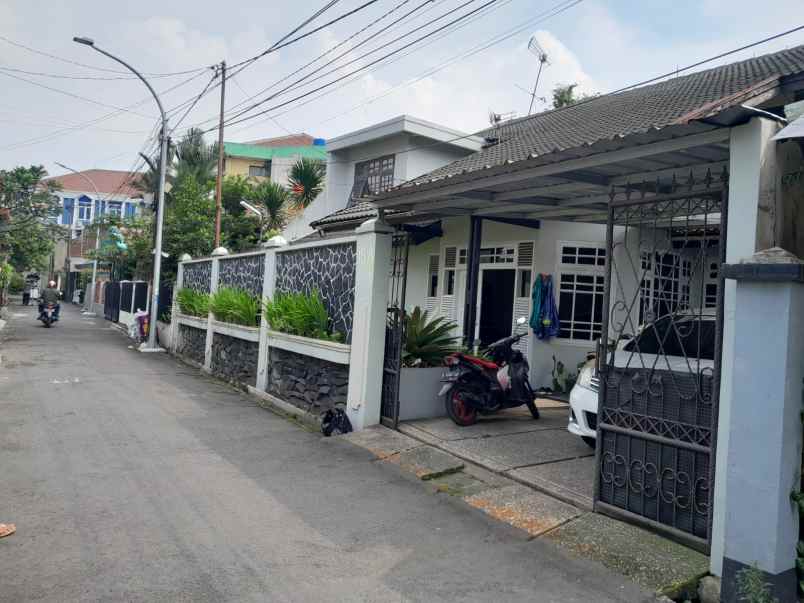 rumah besar dalam perumahan sekelimus soekarno hatta