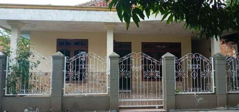 rumah besar dngan halaman luas