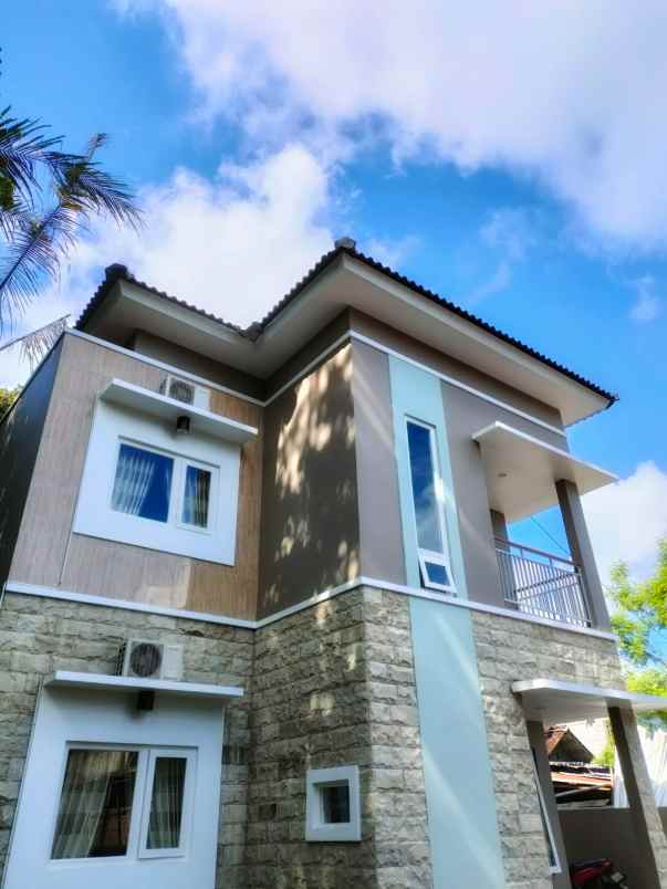 rumah cantik 2 lantai di ngaglik