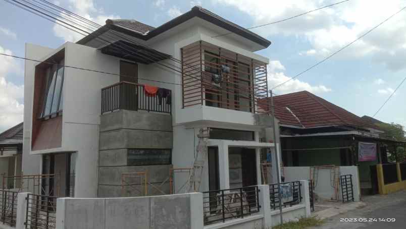 rumah cantik bangunan 2 lantai di purwomartani