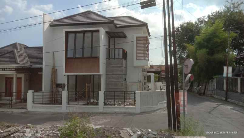 rumah cantik bangunan 2 lantai di purwomartani