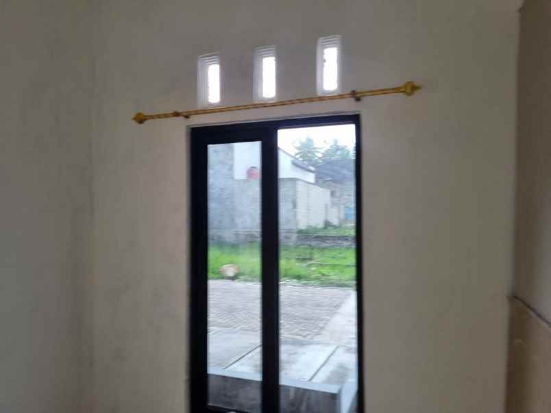 rumah cantik di perumahan dekat jalan raya wates