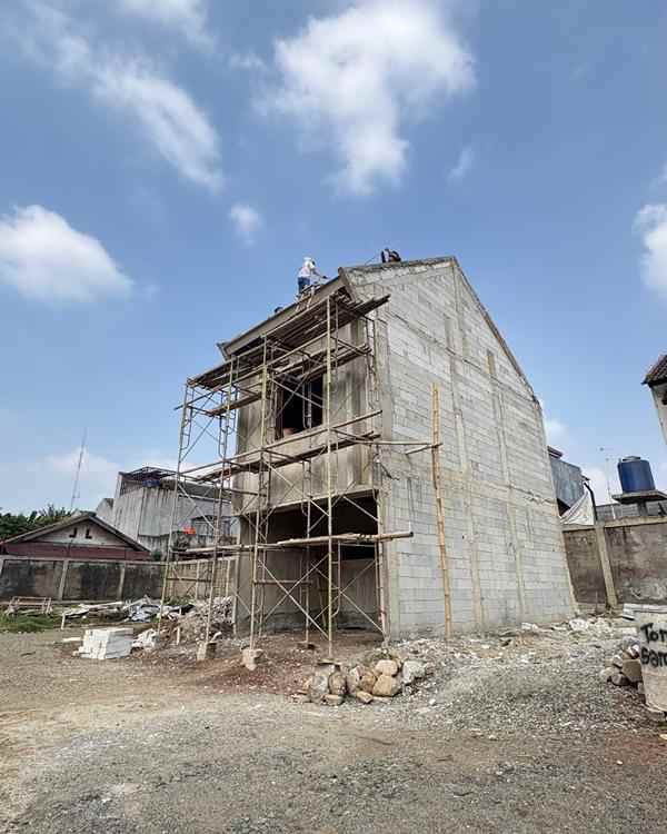 rumah dua lantai dekat jalan raya juanda kota depok