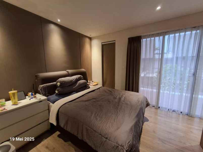 rumah hook siap huni di cluster kfc jakarta timur