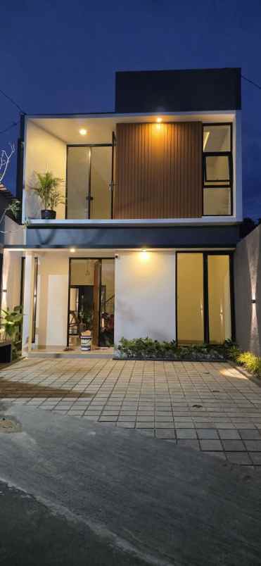 rumah kekinian 2 lantai open space view asri dekat uii