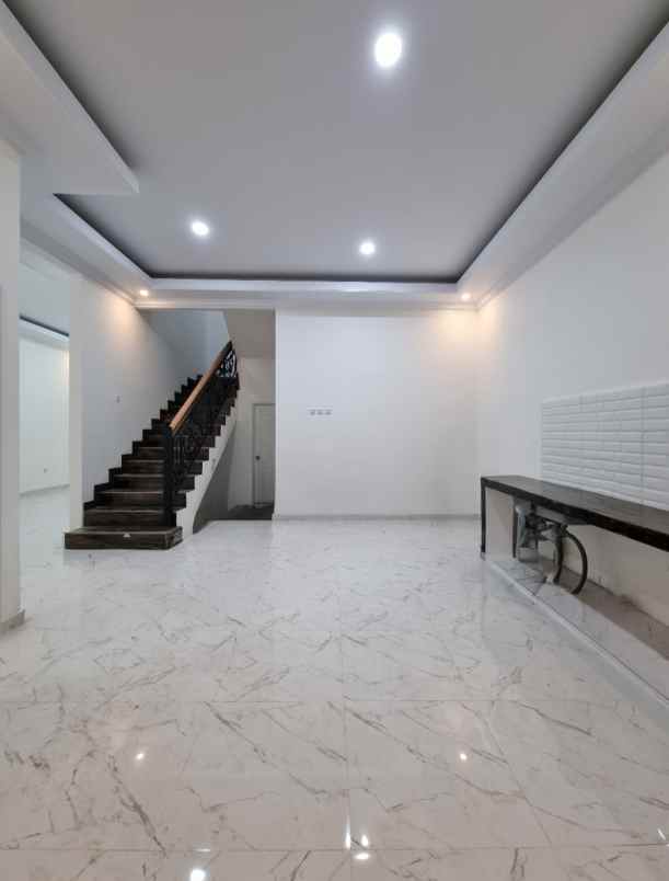 rumah mewah 2 lantai dalam cluster di mampang depok