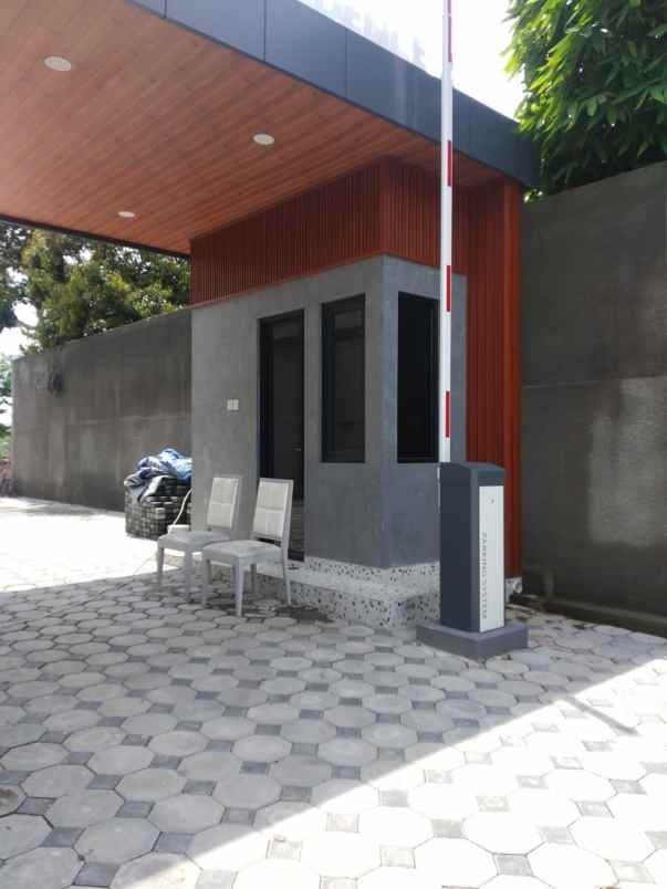 rumah mewah dalam perumahan dekat kantor pemkab sleman