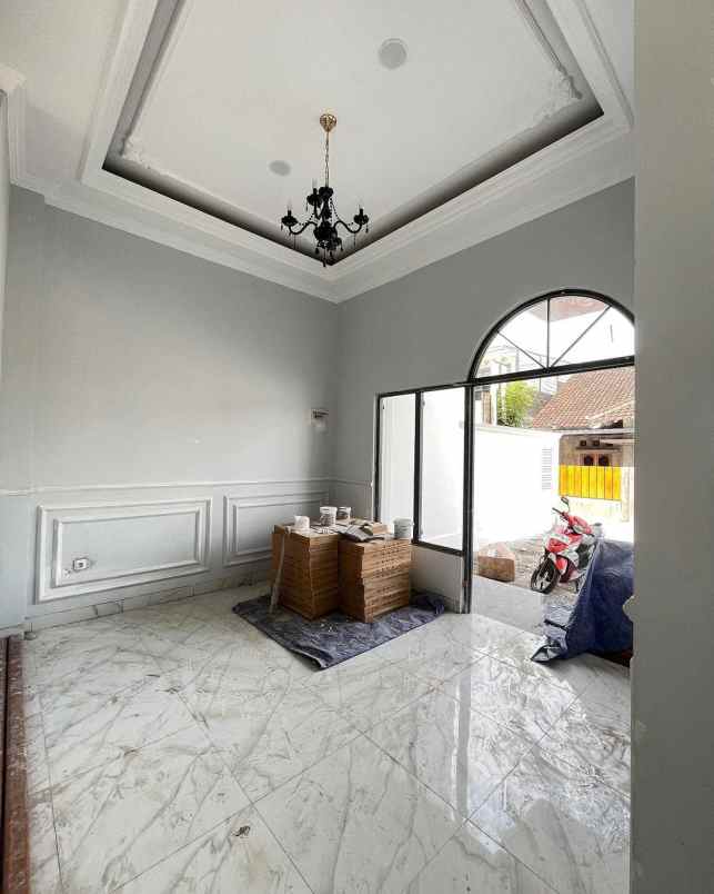 rumah mewah desain klasik modern di utara maguwoharjo