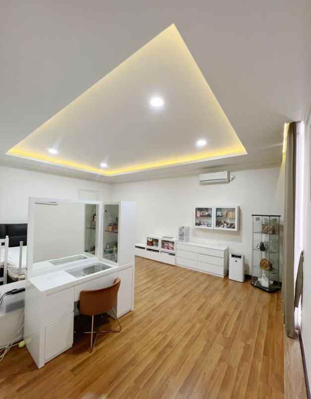 rumah mewah dua lantai daerah sutorejo utara surabaya