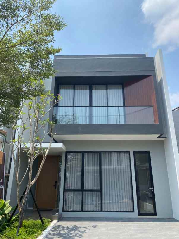 rumah mewah tiga lanti di cluster mewah sambiroto