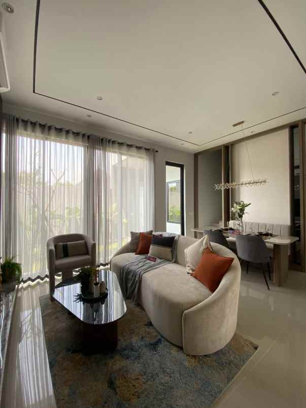 rumah mewah tiga lanti di cluster mewah sambiroto