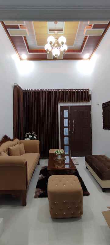 rumah minimalis warna putih hitam