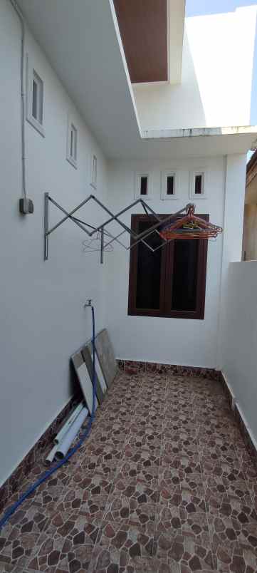 rumah minimalis warna putih hitam