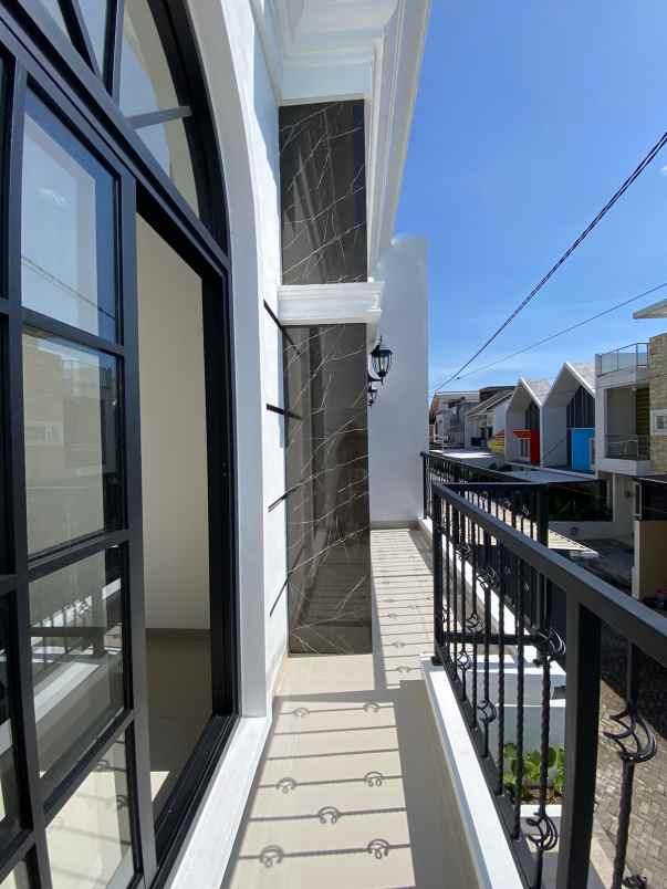 rumah model american classic dekat kampus brawijaya