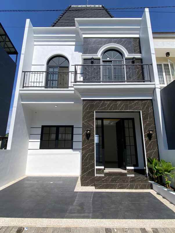 rumah model american classic dekat kampus brawijaya