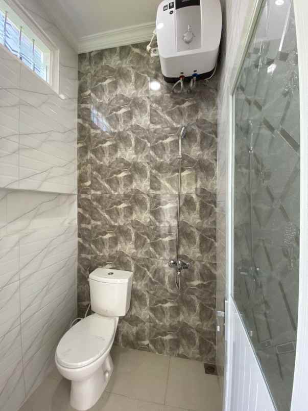 rumah model american classic dekat kampus brawijaya