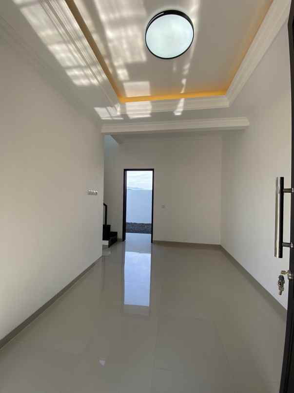 rumah model american classic dekat kampus brawijaya