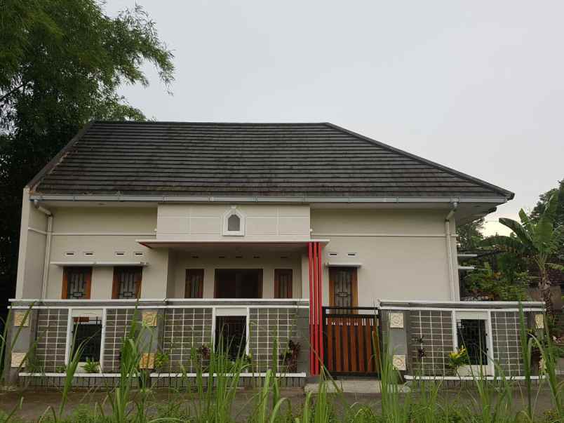 rumah modern cantik tipe besar siap huni